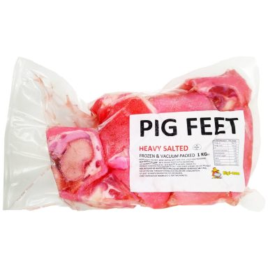 Piggfötter i plastförpackning med etikett, starkt saltade.