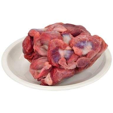En tallrik med rå köttstycken, främst oxe eller nöt.